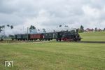 Die württembergische T 3 Nr. 930 war ein weiteres Gast beim Streckenjubiläum, hier aufgenommen bei Gomadingen. Sie und 97 501 sind die einzigen noch vorhandenen betriebsfähigen Lokomotiven der ehemaligen Königlich Württembergischen Staatseisenbahn und trafen in Münsingen erstmalig aufeinander. (01.10.2018) <i>Foto: Joachim Schmidt</i>