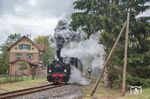 Die württ. T 3 Nr. 930 dampft aus dem Bahnhof Marbach. Die Lok wurde 1905 von der Maschinenbaugesellschaft Heilbronn gebaut und am 21. Februar 1905 an die württembergische Staatsbahn übergeben. Bei der Reichsbahn wurde sie als 89 363 eingereiht. Am 13.08.1931 wurde sie an das Städtische Gaswerk Stuttgart verkauft, wo sie über 40 Jahre im Einsatz war. 1976 wurde sie von der EUROVAPOR übernommen und ist heute bei der Gesellschaft zur Erhaltung von Schienenfahrzeugen (GES) im Einsatz. (01.10.2018) <i>Foto: Joachim Schmidt</i>