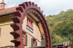 Am Bahnhof Honau erinnert dieses Zahnrad an die erste Zahnradstrecke für den Personenverkehr in Württemberg nach Lichtenstein. Auf dem Zahnstangenabschnitt überwand die Bahn mit einer Maximalsteigung von 1:10 auf einer Länge von 2,15 Kilometer einen Höhenunterschied von 179 Metern. Bei dem Zahnrad handelt es sich übrigens das Original-Treibzahnrad der 97 501, das wegen der starken Abnutzung und fehlender Zähne allerdings nicht mehr brauchbar war. (01.10.2018) <i>Foto: Joachim Schmidt</i>