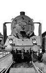 Das "Gesicht" der 17 111 (ex "1003 Köln") auf der Drehscheibe im Heimat-Bw Dortmund Hbf. Ein halbes Jahr nach dieser Aufnahme war sie bereits aus den Bestandslisten gestrichen. (26.09.1932) <i>Foto: DLA Darmstadt (Bellingrodt)</i>