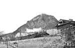 17 006 vom Bw Mainz Hbf fährt vor D 164 (Amsterdam – Köln – Basel) auf der Rechten Rheinstrecke durch Rhöndorf unterhalb der Burgruine Drachenfels. Es lohnt auch ein Blick auf die Zugbildung: Hinter der Lok läuft ein badischer Gepäckwagen Pw4ü Bad 06, Baujahre 1906-1916, die letzten D-Zug-Pw. Dahinter der "Ovaalramers" AB 7201-7209 aus dem Jahre 1928 der NS. Neben dem ovalen Abortfenster besitzt jedes Abteil außen das Klassenschild unter dem Abteilfenster. Der fünfte Wagen ist ein C 7201-7206, ebenfalls aus den Niederlanden, gebaut 1928. Hier gibt es das Klassenschild nur jeweils unter dem ersten Abteil. Der MITROPA-Speisewagen ist teakholzverkleidet, gefolgt von einem preußischen D-Zugwagen, wahrscheinlich ein BC4ü Pr 09. (1931) <i>Foto: DLA Darmstadt (Bellingrodt)</i>