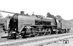02 008 des Bw Hof wendet im Bw Leipzig Hbf Nord und präsentiert sich perfekt ausgeleuchtet, mit inzwischen großen Wagner-Windleitlechen dem Fotografen. Im Oktober 1942 wurde sie im RAW Meiningen in die Zwillingsmaschine 01 240 umgebaut und war anschließend weiter beim Bw Hof beheimatet. (30.06.1932) <i>Foto: DLA Darmstadt (Hubert)</i>