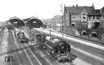 Die fabrikneue 01 004 vor dem D 4 nach Köln in Hagen (Westf). Links ist 55 007 vom  Bw Hagen-Eckesey als örtliche Rangierlok 1 beschäftigt. 01 004 wurde am 12.03.1926 vom EMA Berlin 3 im Bw Berlin Anhalter Bf abgenommen, danach dort abgestellt und nach Erteilung der Zulassung im Herbst 1926 dem Bw Hamm (Westf) zugeteilt. Die amtliche Bahnhofsbezeichnung wurde übrigens ab 15. Mai 1931 in Hagen Hbf geändert. (1927) <i>Foto: DLA Darmstadt (Bellingrodt)</i>