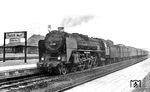01 004 kam im Jahre 1926 fabrikneu zum Bw Hamm (Westf). Im Ablieferungszustand mit Gaslaternen, vorne liegenden Pumpen, Windleitblechen alter Bauart, sowie dem Kurztender der Bauart 2'2' T 30 präsentiert sie sich in ihrem Heimatbahnhof.  (1928) <i>Foto: DLA Darmstadt (Maey)</i>