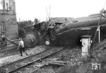 Zuglok des D 23 war 01 034 des Bw Hamm (Westf). Die Lok entgleiste in der Einfahrweiche, fiel infolge der überhöhten Geschwindigkeit um und blieb in Höhe des Stellwerks "Bw" liegen. Sie wurde nach dem Unfall wieder aufgearbeitet und blieb bis Anfang 1945 in Hamm (Westf) stationiert. Erst am 01.07.1964 wurde sie beim Bw Hagen-Eckesey ausgemustert. Der Lokführer wurde bei dem Unfall schwer verletzt, während sich der leicht verletzte Heizer nach dem Unfall bemühte, dass Feuer aus dem Kessel zu reißen, um eine Kesselexplosion zu vermeiden. (25.08.1929) <i>Foto: Slg. Eisenbahnstiftung</i>