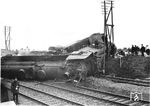 Blick auf die umgestürzte Zuglok des D 23 - 01 034 des Bw Hamm (Westf). Als Folge des Unfalls führte die Reichsbahn damals die "La" ein, die das Zugpersonal über Besonderheiten bei Bauarbeiten und Langsamfahrstellen unterrichtete. (25.08.1929) <i>Foto: Slg. Eisenbahnstiftung</i>