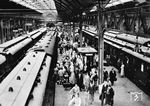 Bahnsteigszene im Stettiner Bahnhof in Berlin. Der Stettiner Bahnhof war Ausgangspunkt der Strecke nach Stettin in Pommern (heute: poln. Szczecin). Er lag im Norden der Innenstadt an der Invalidenstraße im Bezirk Mitte. (1932) <i>Foto: RVM</i>