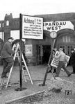 Deutsch-deutsche Realität des Jahres 1952, aufgenommen am S-Bahnhof Berlin-Spandau West. Ab 1951 fuhren die S-Bahnen über Spandau West hinaus wieder bis nach Falkensee beziehungsweise entlang der Lehrter Bahn nach Staaken. In der Gegenrichtung konnte man mit der S-Bahn auch nach Jungfernheide und zur Ringbahn gelangen. Mit dem Mauerbau am 13. August 1961 erledigte sich das Thema, die S-Bahnen nach Falkensee endeten seitdem in Spandau West.  (18.12.1952) <i>Foto: Pressefoto ACME</i>