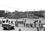 Das blieb vom Essener Hauptbahnhof nach dem Krieg übrig. Durch die Bombardierungen im Zweiten Weltkrieg wurde das repräsentative Bahnhofsgebäude aus dem Jahr 1902 völlig zerstört. Der neue Bahnhofseingang wurde kurzerhand in das Nebengebäude (links) verlegt. Auch 6 Jahre nach dem Krieg vermittelt der Bahnhof einen völlig desolaten Zustand. Wenigstens ist schon die CocaCola-Reklame da... (1951) <i>Foto: Willi Marotz</i>