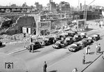 Das Trümmergelände des alten Essener Hauptbahnhofs mit dem Taxistand. Bescheiden wirbt man für einen Besuch im Gelsenkirchener Zoo mit Sonntagsrückfahrkarten. (1951) <i>Foto: Willi Marotz</i>