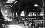 Blick auf den Querbahnsteig des Leipziger Hauptbahnhofs, der mit einer Grundfläche von 83640 m² der flächenmäßig größte Kopfbahnhof Europas ist.  (10.06.1932) <i>Foto: RVM</i>