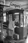 Bahnsteigsperre und Zugangskontrolle im Grenzbahnhof Flensburg. (1955) <i>Foto: Walter Hollnagel</i>