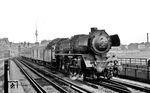 Die Ostbahnhofer 03 081 passiert mit D 110 (Berlin - Köln) die Grenzanlagen am Lehrter Bahnhof in Berlin.  (13.09.1969) <i>Foto: Burkhard Wollny</i>