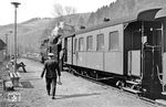 Nachdem das Fahrrad endlich verstaut wurde, eilt der Aufsichtsbeamte in Hasserode an den Zug, um dem P 14447 den Abfahrauftrag zu erteilen. (04.1981) <i>Foto: Karsten Risch</i>