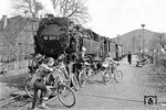 Dummerweise tauchen fast mit dem Abfahrauftrag in Hasserode noch weitere Fahrgäste auf, die die Abfertigung des wartenden Zuges nicht unbedingt beschleunigen werden. (04.1981) <i>Foto: Karsten Risch</i>
