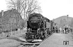 Anscheinend ist der Gepäckwagen des P 14447 bereits gut gefüllt und man sucht noch ein Plätzchen für die spät angekommenen Fahrradfahrer. (04.1981) <i>Foto: Karsten Risch</i>