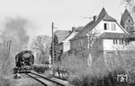 99 0231 fährt an der Malzmühle in Wernigerode vor der St. Marienkirche vorbei. Davor befindet sich die Pfarrei Sankt Bonifatius, die mittlerweile den gesamten Vorharz einschließlich des Brockens betreut. (04.1981) <i>Foto: Karsten Risch</i>