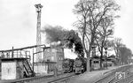 99 6102 und 99 0241 im Bw Wernigerode. Rechts ist das Nordende der Harzquerbahn, der Bahnhof Wernigerode (km 60,5) zu erkennen, dessen Empfangsgebäude im rechten Winkel zum Bahnhof Wernigerode an der Strecke nach Halberstadt liegt.  (04.1981) <i>Foto: Karsten Risch</i>