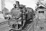 99 6102 wurde 1914 an die Heerestechnische Prüfungsanstalt geliefert und kam 1921 zur Nordhausen-Wernigeroder Eisenbahn, wo sie als 7 eingeordnet wurde. Zuvor war tat sie noch als Lok 15 bei der Nassauischen Kleinbahn Dienst. 1949 ging sie auf die Deutschen Reichsbahn der DDR über, wo sie unter 99 6102 geführt wurde. Offiziell ausgemustert wurde sie am 30.11.1988, blieb aber beim "Freundeskreis Selketalbahn" erhalten. (04.1981) <i>Foto: Karsten Risch</i>