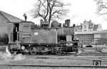 99 6102 in ihrer Heimatdienststelle Bw Wernigerode. Die Lok wurde mit ihrer Schwestermaschine 99 6101 überwiegend auf der Selketalbahn eingesetzt. Als die Neubaumaschinen der Harzquerbahn auf Ölhauptfeuerung umgestellt wurden, musste die 99 6102 teilweise als Heizlok in Wernigerode für die Neubauloks aushelfen.  (04.1981) <i>Foto: Karsten Risch</i>