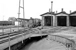 Auch Schwesterlok 99 6101 befand sich an diesem Tag in Wernigerode. Vermutlich wegen zahlreicher Entgleisungen im Selketal untersagte die Reichsbahndirektion Magdeburg den dortigen Einsatz beider ehemaliger NWE-Loks. Der Grund für die Entgleisungen lag aber weniger bei den Maschinen, sondern am damals desolaten Zustand der Gleise im Selketal. Zudem soll ein mitgeführter größerer Kohlenvorrat auf dem Führerstand, der zur Entlastung der ersten Kuppelachse führte, wie auch die unorthodoxe Fahrweise mancher Lokomotivführer die Entgleisungen gefördert haben.  (04.1981) <i>Foto: Karsten Risch</i>