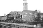 17 257 (Bw Hannover) mit einem Schnellzug vor der Kulisse des Spandauer Rathauses auf dem Weg zum Lehrter Bahnhof in Berlin. (03.1931) <i>Foto: Privatfoto</i>