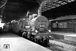 38 3725 (Bw Oberhausen) mit einem Personenzug in Essen Hbf. Die zweischiffige Bahnhofshalle ging im Zweiten Weltkrieg unter, die Lok verblieb nach 1945 bei der PKP und wurde dort erst 1977 als Ok1-339 ausgemustert. (1932) <i>Foto: RBD Essen</i>