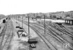 Blick in den trostlosen Berlin Anhalter Güterbahnhof während der Berlinblockade. Das Gelände des Anhalter Güterbahnhofs mit einer Ausdehnung von rund 1 qkm befand sich südlich des Fernbahnhofs (links oben) auf einem Areal, das im Westen vom Potsdamer Güterbahnhof, im Norden vom Gleisdreieck und dem Landwehrkanal, im Osten von der Möckernstraße und im Süden von der Yorckstraße begrenzt wurde. Obwohl der Bahnhof im Westteil der Stadt lag und von der US-Army als "Fright Station" genutzt wurde, unterstand der Bahnhof (wie die gesamte Eisenbahn in Berlin) der Sowjetischen Militäradministration. Am 24. Juni 1948 verhängen die Sowjets die Blockade für die Westsektoren von Berlin. Aller Verkehr zu Lande, zu Wasser und auf der Schiene wurde eingestellt. Nach Beendigung der Blockade sollte kein Zug mehr in die westlichen Besatzungszonen verkehren, lediglich der Güterbahnhof wurde weiter genutzt. (02.08.1948) <i>Foto: Pressefoto ACME</i>
