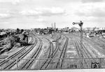 Blick von der Monumentenbrücke auf die Ausfahrgleise des Anhalter Bahnhofs. In der Mitte (oben) befand sich das alte Bahnbetriebswerk mit seinem Wasserturm. Dort befindet sich heute das Technikmuseum Berlin, unter dem Signalflügel ist die Bahnhofshalle auszumachen, die kurz nach dieser Aufnahme gesprengt wurde. Rechts die Gleise in den Güterbahnhof, der noch bis Ende der 1980er Jahre benutzt wurde. (09.1959) <i>Foto: Historische Sammlung der Deutschen Bahn AG</i>