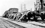 Der positiven Darstellung der Arbeitswelt und des Arbeiters galt ein besonderes Augenmerk der NS-Propaganda. So wurden solche Bilder mit Symbolkraft, wo mit vereinten Kräften Schienen auf einen Flachwagen verladen werden, angefertigt.  (1934) <i>Foto: RVM</i>