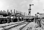 Während der Stopfarbeiten an einer Weiche, aufgenommen im Bahnhof Berlin-Schönholz, hat der laufende Betrieb Vorrang und zwingt die Rotte zu einer Pause.  (1940) <i>Foto: RVM (Ittenbach)</i>