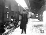 Abfahrauftrag auf einem Münchener Bahnhof durch den örtlichen Aufsichtsbeamten.  (1942) <i>Foto: RBD München</i>