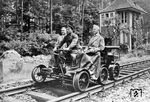 Sichtlich stolz lassen sich die höheren Herrschaften auf dieser urigen Draisine durch die Lande schaukeln. Möglicherweise kontrollieren sie die Arbeit einer Bahnmeisterei, die für die betriebssichere Unterhaltung der Eisenbahnanlagen (Oberbau) verantwortlich war. (1929) <i>Foto: RVM</i>