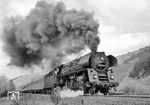 01 0532 (Bw Erfurt) kachelt mit D 217 bei Hönebach der deutsch-deutschen Grenze entgegen. (07.1970) <i>Foto: Gerhard Moll</i>