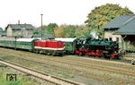 86 1501 mit P 19639 nach Crottendorf wartet in Schlettau auf die Anschlussfahrgäste des P 16653 aus Aue mit 110 611. (26.09.1986) <i>Foto: Wolfgang Bügel</i>