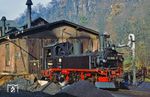 Vor dem Lokschuppen in Wolkenstein wartet 99 1582 auf ihren nächsten Einsatz. Viele Einsätze auf der Schmalspurbahn nach Jöhstadt wird sie nicht mehr haben: Nur noch bis zum 20. November 1986 wurde der Güterverkehr für das Kühlschrankwerk in Niederschmiedeberg aufrechterhalten, da erst die nötigen Voraussetzungen für den endgültigen Verkehrsträgerwechsel geschaffen werden mussten. Die Gesamtstilllegung der Strecke nach Jöhstadt erfolgte dann am 31. Dezember 1986.  (12.10.1986) <i>Foto: Volker Fröhmer</i>