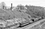 Die Reichenbacher 242 236 im ehemaligen Tunnelbereich des Niederauer Einschnitts. Der Tunnel wurde 1933/34 aufgeschlitzt. Heute erinnert nur noch der Obelisk (links oben an der Hangkrone) an den Tunnel.  (1975) <i>Foto: Karsten Risch</i>