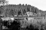 99 1568 mit einem Rollwagenzug auf dem Muldetalviadukt zwischen Schönheide West und Schönheide Süd. (1975) <i>Foto: Karsten Risch</i>