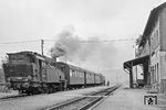 94 2105 steht im Bahnhof Eibenstock unterer Bf mit einem Personenzug zum oberen Bahnhof bereit. Auf der 3 km langen Stichbahn wird sie dabei einen Höhenunterschied von 128 m und Neigungen bis 50 ‰ überwinden. (09.1975) <i>Foto: Karsten Risch</i>
