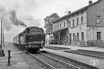 94 2105 vor dem morbider Charme des Bahnhofs Eibenstock unt Bf. Kurze Zeit später war hier Schluss: Zum Fahrplanwechsel am 27.09.1975 wurde der Betrieb eingestellt und durch den Bau der Talsperre Eibenstock der Bahnhof am 5. Oktober 1975 stillgelegt und anschließend abgerissen. Er befindet sich heute unter der Wasserfläche der Talsperre Eibenstock.  (09.1975) <i>Foto: Karsten Risch</i>