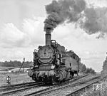 94 2105 setzt in Eibenstock ob Bf um. Rechts führt das Streckengleis zum unteren Bahnhof ins Gefälle. (09.1975) <i>Foto: Karsten Risch</i>