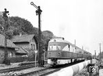 182 004 (ex SVT 137 278, Bauart "Köln") mit 184 002 (ex VT 137 291, Bauart "Ruhr") als DMV-Sonderzug in einem nicht näher bezeichneten Bahnhof auf der Strecke Beeskow - Königs Wusterhausen. (06.10.1975) <i>Foto: Karsten Risch</i>