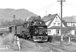 Die ölgefeuerte 99 0236 erreicht Wernigerode. Die Neubaulok (LKM, Baujahr 1955) wurde ursprünglich an die Schmalspurbahn Eisfeld - Schönbrunn geliefert und kam erst 1974 zur Harzquerbahn. Die erst 1978 eingebaute Ölhauptfeuerung wurde 1983 wieder entfernt. (1982) <i>Foto: Karsten Risch</i>