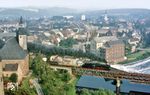 Der Blick vom Schloss Rochlitz zeigt 50 3519 mit dem Sandzug Gag 56355 auf der Brücke über die Zwickauer Mulde mit der Kunigundenkirche in Rochlitz. (28.09.1986) <i>Foto: Wolfgang Bügel</i>