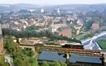 Blick vom Schloss Rochlitz auf 50 3519, die gerade mit Gag 56355 die Brücke über die Zwickauer Mulde überquert. (28.09.1986) <i>Foto: Wolfgang Bügel</i>