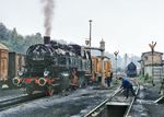 Zwischen 1982 und 1987 gab es die Renaissance der Baureihe 86 auf der Stichstrecke von Schlettau nach Crottendorf. Eine der dort eingesetzten Maschinen war 86 1333, die seit 2015 der Eisenbahn-Bau- und Betriebsgesellschaft Pressnitztalbahn (PRESS) gehört, und hier im Bw Annaberg-Buchholz restauriert. Rechts hinten steht 50 3661 aus Karl-Marx-Stadt, die 1996 an die Chemin de fer touristique du Haut Quercy nach Frankreich abgegeben wurde. (01.07.1983) <i>Foto: Joachim Schmidt</i>
