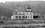 Der Bahnhof Durlesbach aus dem bekannten Lied "Auf de schwäbsche Eisebahne" wurde 1849 auf der Königlich Württembergischen Staats-Eisenbahnen an der Südbahn eröffnet. Das Bahnhofsgebäude existiert in zweifacher Ausführung: Das ursprüngliche Gebäude von 1849 wurde als Wohnhaus im nahen Reute wieder aufgebaut, sowie der Neubau aus dem Jahre 1911 (Foto). 1984 wurde der Bahnhof stillgelegt. (24.10.1976) <i>Foto: Burkhard Wollny</i>