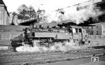 Die erste Lok der bekannten Tenderlok-Baureihe wurde am 12.06.1928 von der Maschinenbaugesellschaft Karlsruhe an die Deutsche Reichsbahn abgeliefert. Am 05. Juli 1928 führte sie ihre Probefahrt von Karlsruhe-Durlach über Pforzheim nach Rastatt durch. Vom 13.07.1928 bis 30.05.1929 weilte sie dann zur Erprobung in der LVA Grunewald. Im Laufe ihrer Betriebszeit hatte sie rund 70 Aufenthalte in Ausbesserungswerken und wurde in mehr als 20 Bahnbetriebswerken herumgereicht. Ihre letzte Station war das Bw Aue, wo Burkhard Wollny sie antraf. Ab 1977 gehörte sie zum Traditionslokbestand der Deutschen Reichsbahn. Heute steht sie als Leihgabe des DB Museums Nürnberg an das Sächsische Eisenbahnmuseum in Chemnitz-Hilbersdorf. (02.1976) <i>Foto: Burkhard Wollny</i>