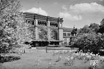 Frühling auf dem Bahnhofsvorplatz von Hannover Hauptbahnhof. 9 Jahre später wurde der Bahnhof weitgehend zerstört. Vom Empfangsgebäude blieben nur noch die Außenmauern stehen. (05.1934) <i>Foto: RVM (Berkowski)</i>