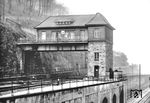 Das Wärterstellwerk "Sw" an den westlichen Ein- und Ausfahrgleisen des Güterbahnhofs von Elberfeld-Steinbeck. Ganz links vor der Mauer steigt das Streckengleis nach Cronenberg an, rechts unten verlaufen die Gleise der BME. Der Bahnhofsname Elberfeld-Steinbeck wurde mit Gültigkeit vom 1. September 1930 in Steinbeck und mit Wirkung vom 1. Juli 1950 in Wuppertal-Steinbeck geändert. (1928) <i>Foto: RVM (Eckler)</i>